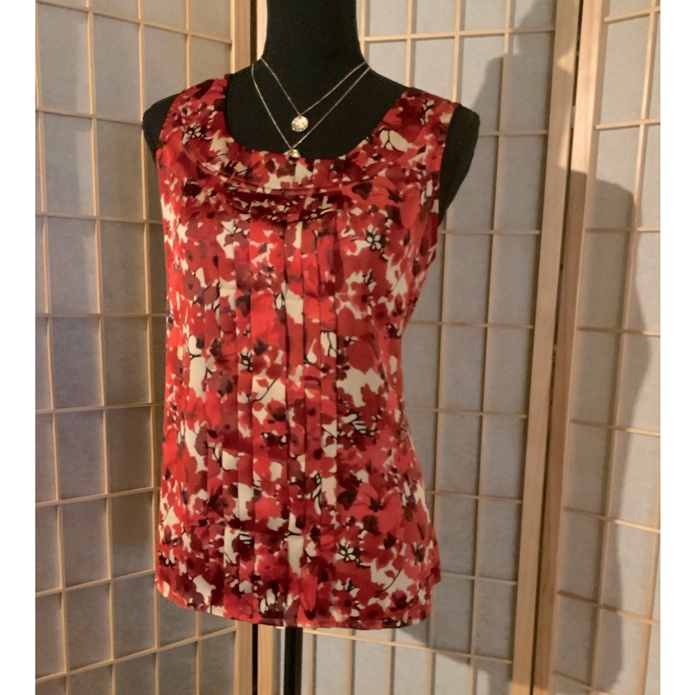 AK Anne Klein - Red/wt pullover Sleevless top with pleats down front. Sz m